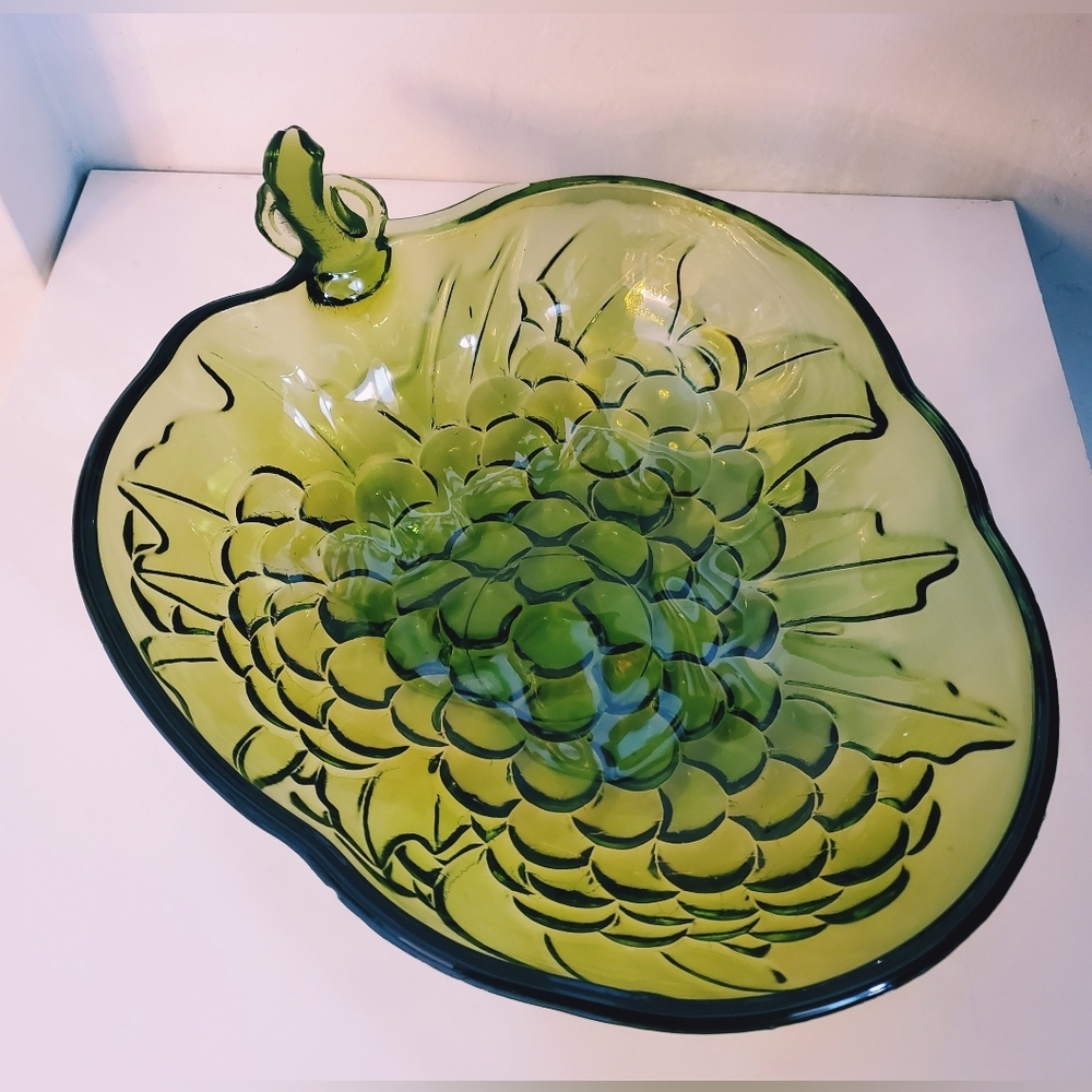 Vintage Indiana Glass Grape Shaped Serving Bowl - Picture 4 of 9